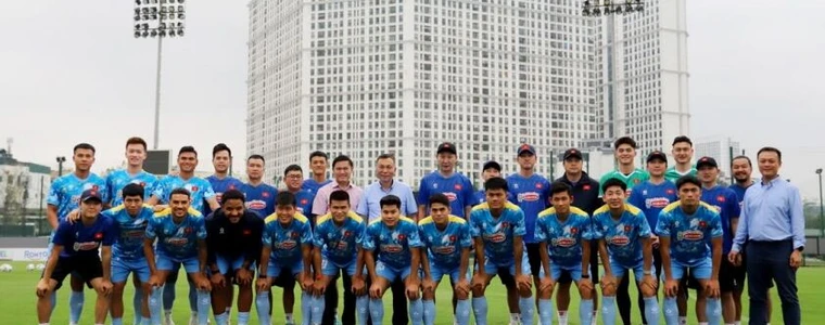 Cúp vô địch đặt trên bục trước khán đài sân vận động sáng đèn, minh họa vòng bán kết giải bóng đá Đông Nam Á 2026